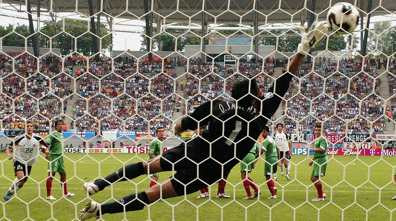 Ein Schuss wie gemalt: Ballack (h.) sichert den deutschen Sieg beim Confed Cup 2005 © 2005 Getty Images