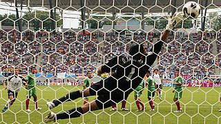 Ein Schuss wie gemalt: Ballack (h.) sichert den deutschen Sieg beim Confed Cup 2005 © 2005 Getty Images