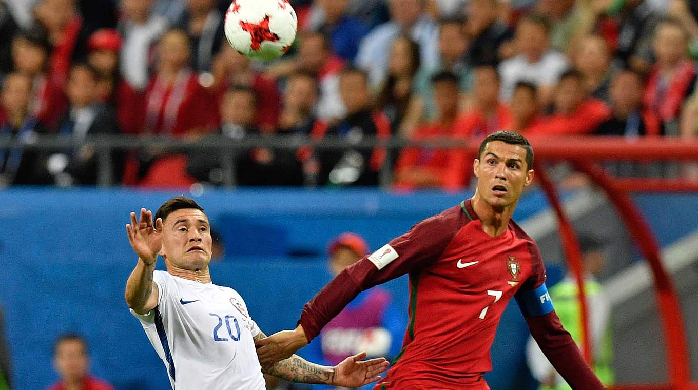 Luftduell: Portugals Superstar Ronaldo (r.) gegen den Chilenen Aranguiz aus Leverkusen © 2017 Getty Images