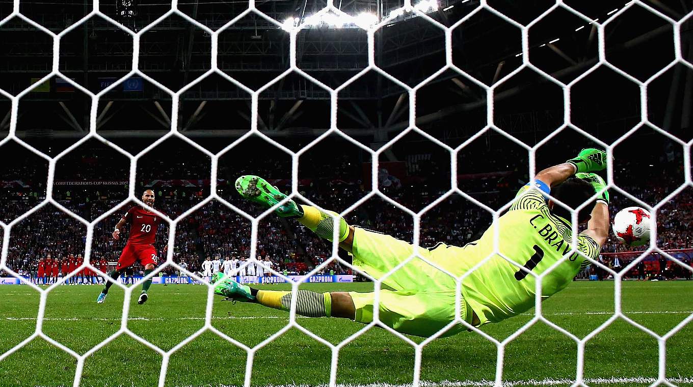 Held im Elfmeterschießen: Claudio Bravo pariert alle drei Versuche der Portugiesen  © 2017 Getty Images