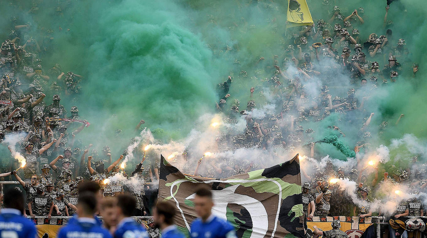Pyrotechnik im Block: Dresden-Zuschauer beim Spiel gegen den KSC © imago/Jan Huebner