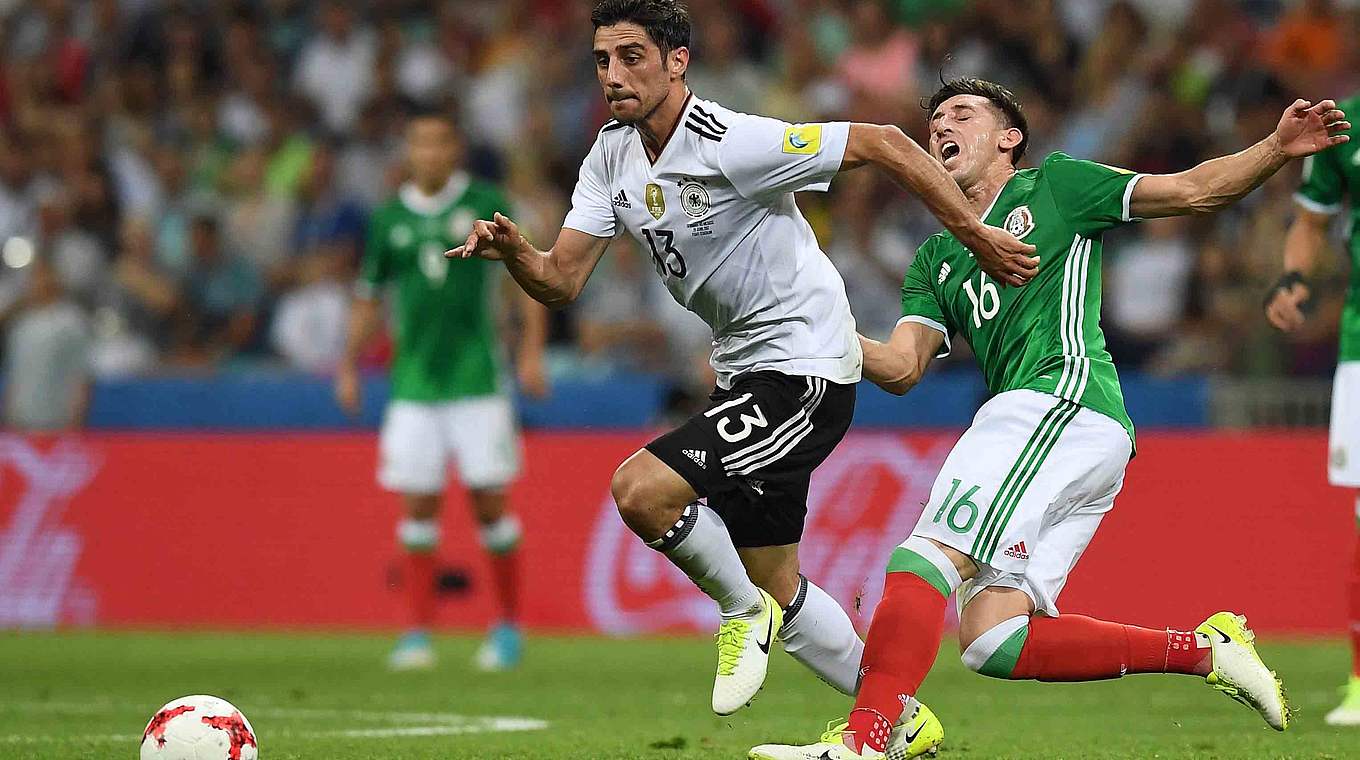 Auf und davon: Lars Stindl (l.) setzt sich gegen Mexikos Hector Herrera durch © 2017 Getty Images