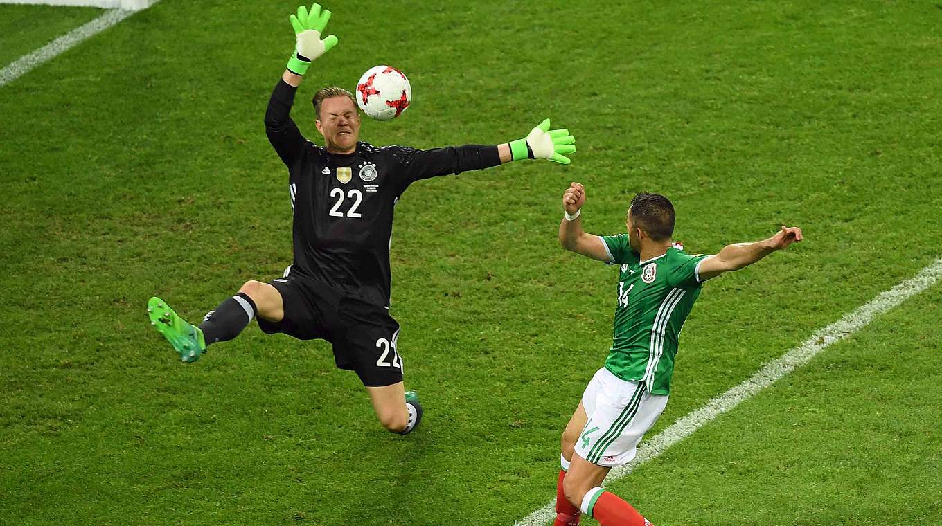 Sicherer Rückhalt: Ter Stegen (l.) rettet gegen den Mexikaner Chicharito © 2017 Getty Images