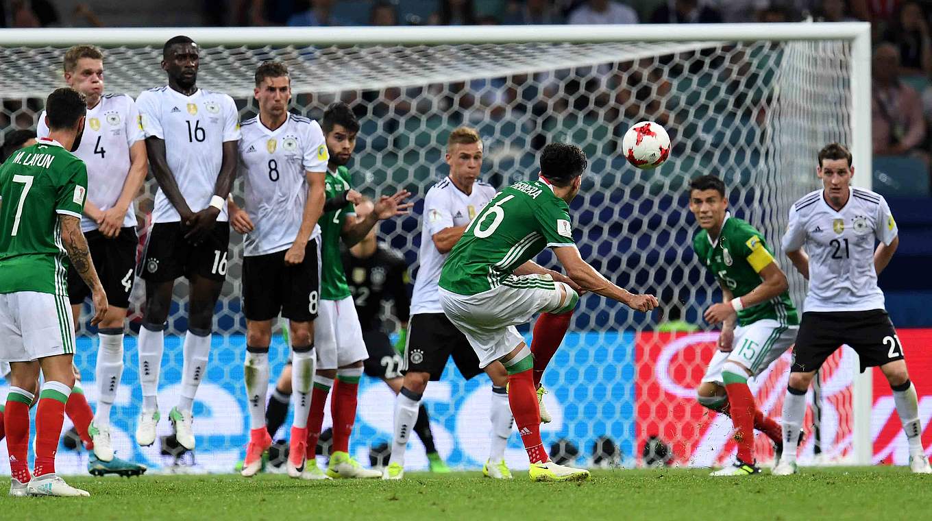 Standardsituation: Mexiko kommt durch einen Freistoß zu einer guten Torchance © GES-Sportfoto