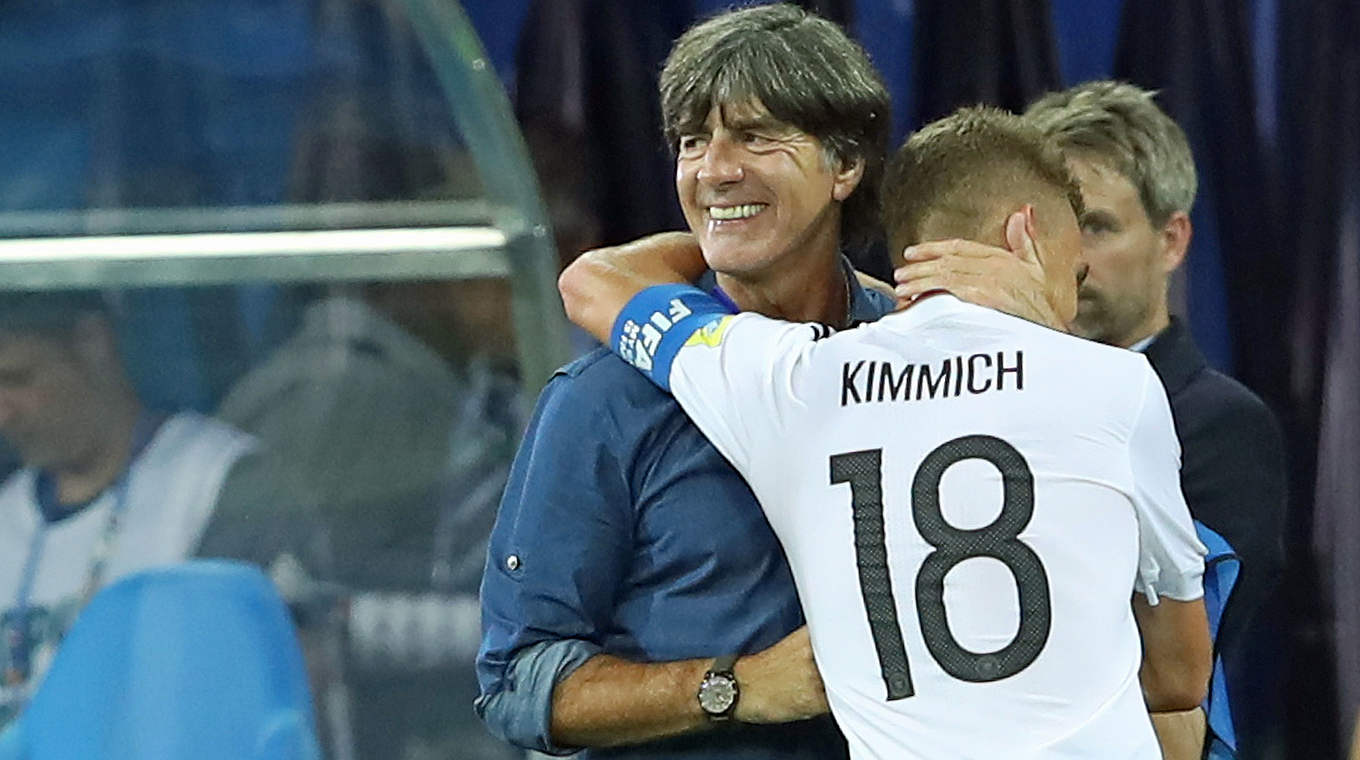 Joachim Löw freut sich mit Joshua Kimmich: "Das war wieder eine grandiose Leistung" © 2017 Getty Images