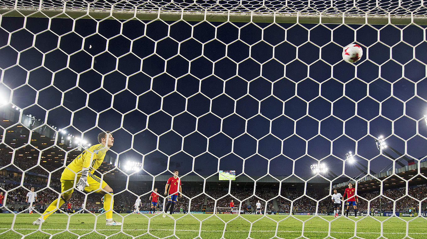 Ungläubiger Blick: Weisers Kopfball schlägt hinter Kepa Arrizabalaga (l.) ein © 2017 Getty Images