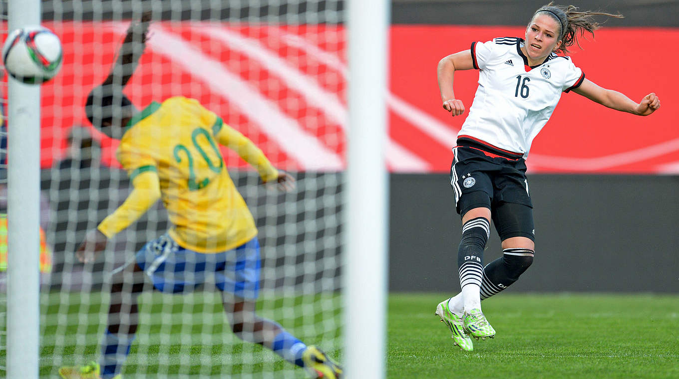 Das 3:0 beim bislang letzten Duell: Torschützin Melanie Leupolz (r.) im Jahr 2015 © This content is subject to copyright.