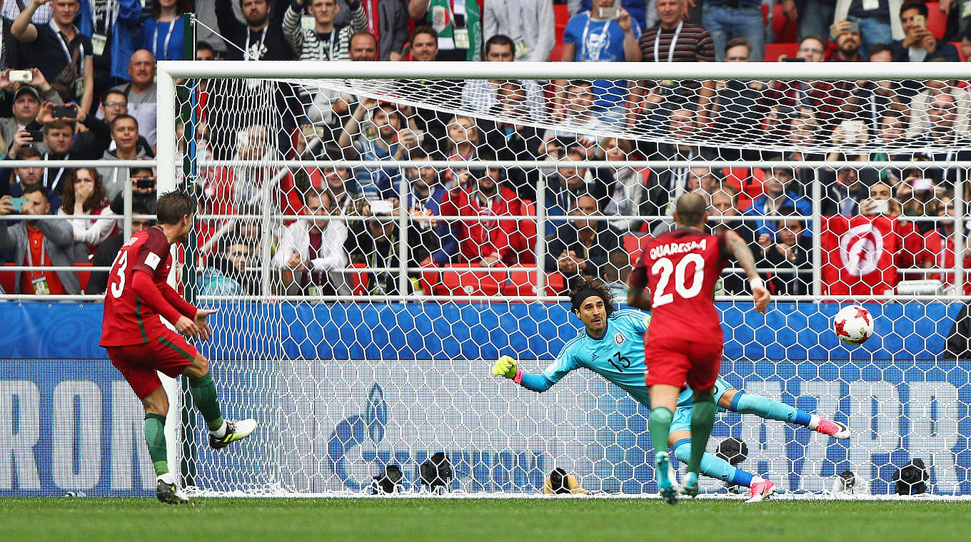 Entscheidung vom Punkt: Adrien Silva (l.) trifft in der Verlängerung für Portugal © 2017 Getty Images