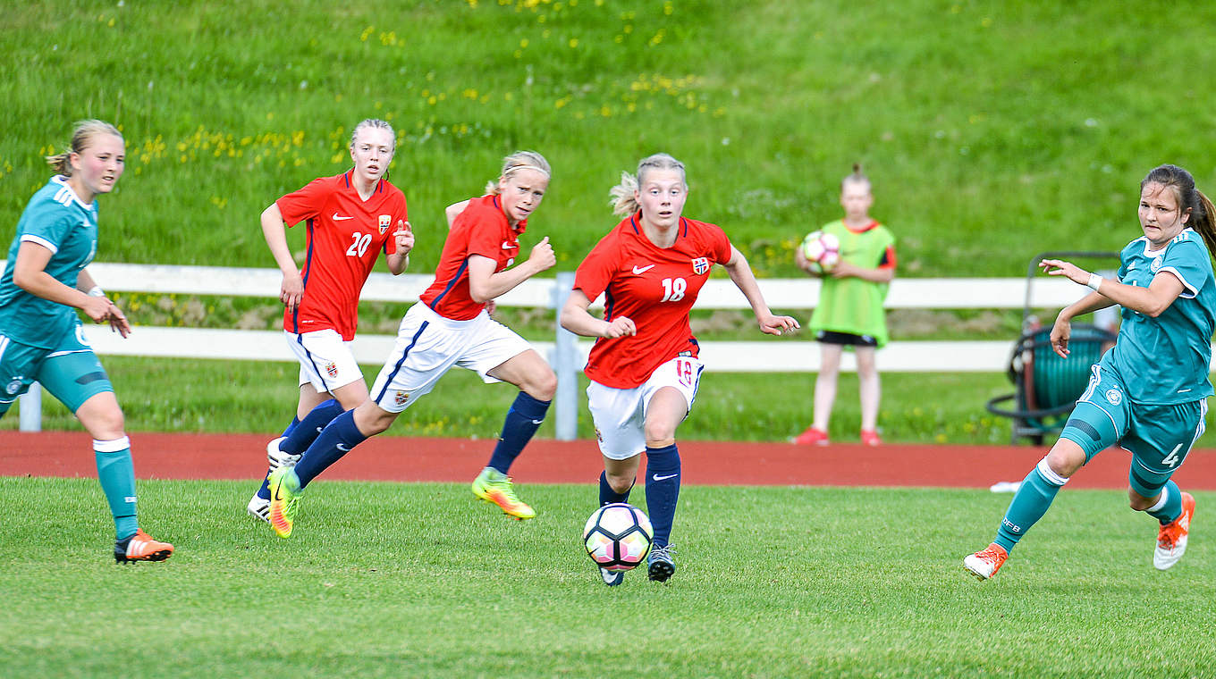 Schlägt dreifach für Norwegen zu: Angreiferin Runa Lillegard (M.) © 2017 Getty Images