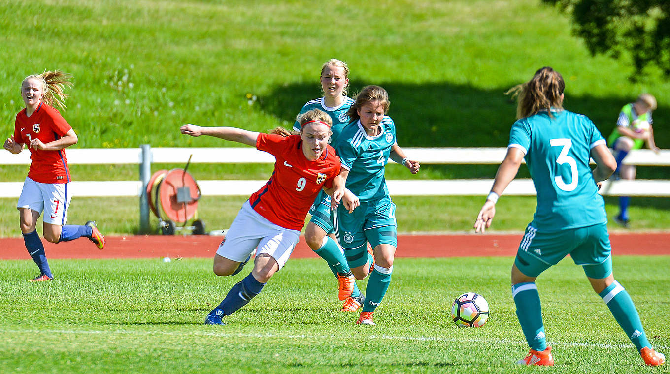 Schirmt den Ball mit dem Körper gegen Anna Østrem (l.) ab: Noreen Günnewig. © 2017 Getty Images