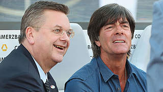 Sagen Danke: Reinhard Grindel (l.) und Joachim Löw © 2017 Getty Images