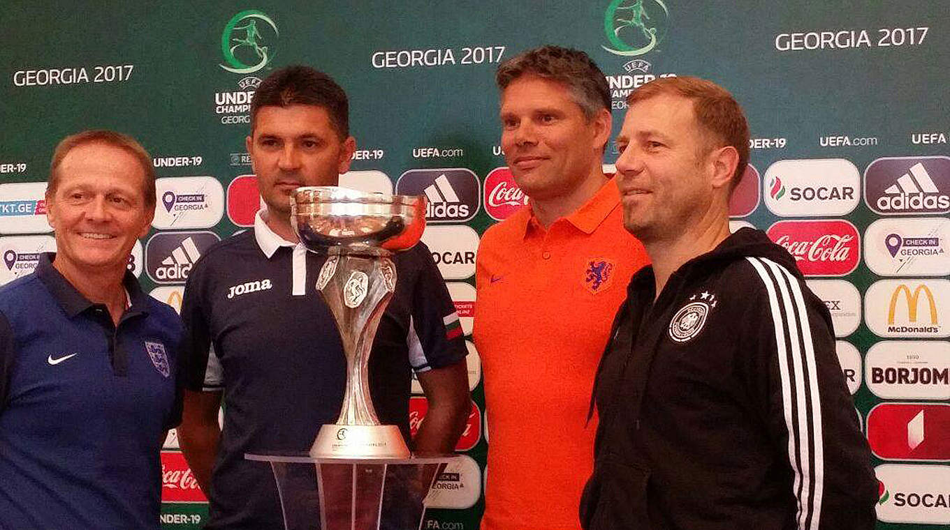 Frank Kramer with his coaching staff before the start of the tournament  © DFB