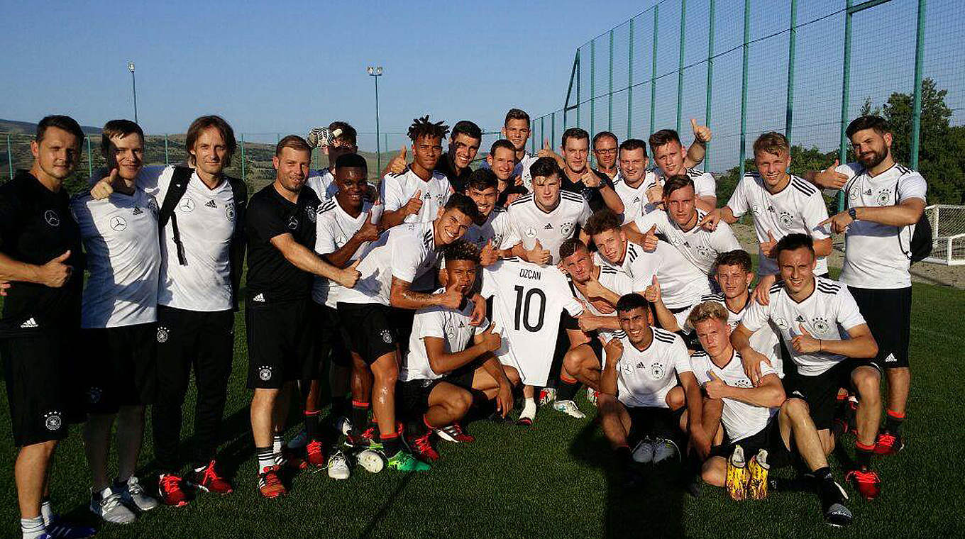 The under-19s greet their captain Salih Özcan © DFB