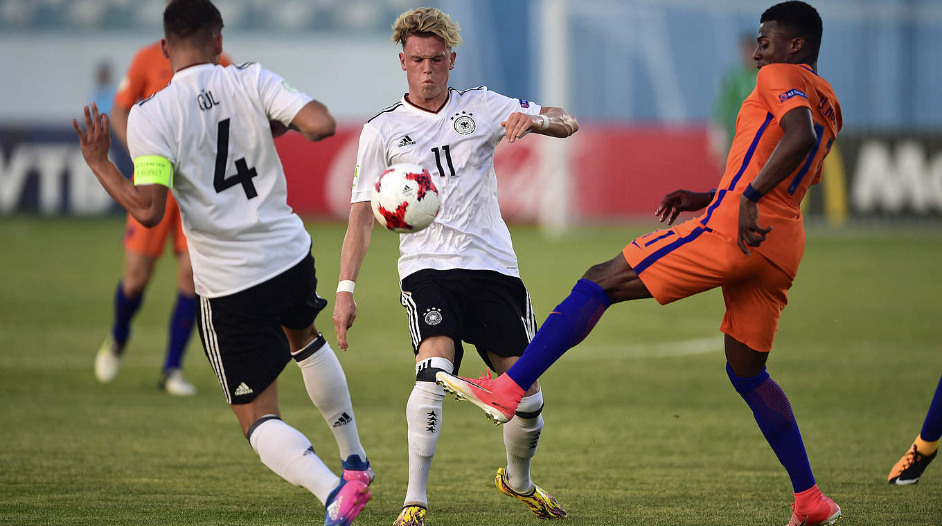 Keine einfache Aufgabe: Robin Hack (M.) im Duell mit Javairo Dilrosun © Kuprashvilli/UEFA