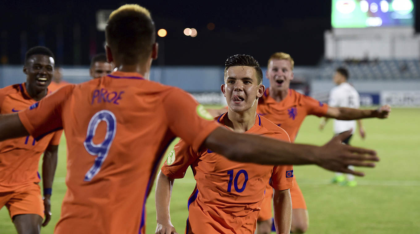 Jubel bei Oranje: Die Niederländer übernehmen die Führung in der Gruppe B © Photo by Lasha Kuprashvili/UEFA