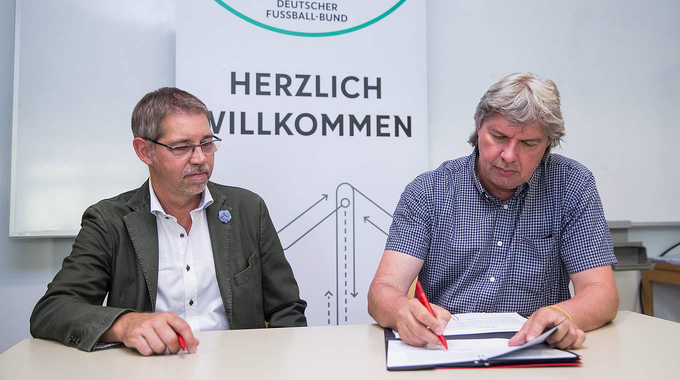 Unterzeichnet für den BFV: DFB-Vize Ronny Zimmermann (r.) mit Jürgen Barth

 © 2017 Getty Images