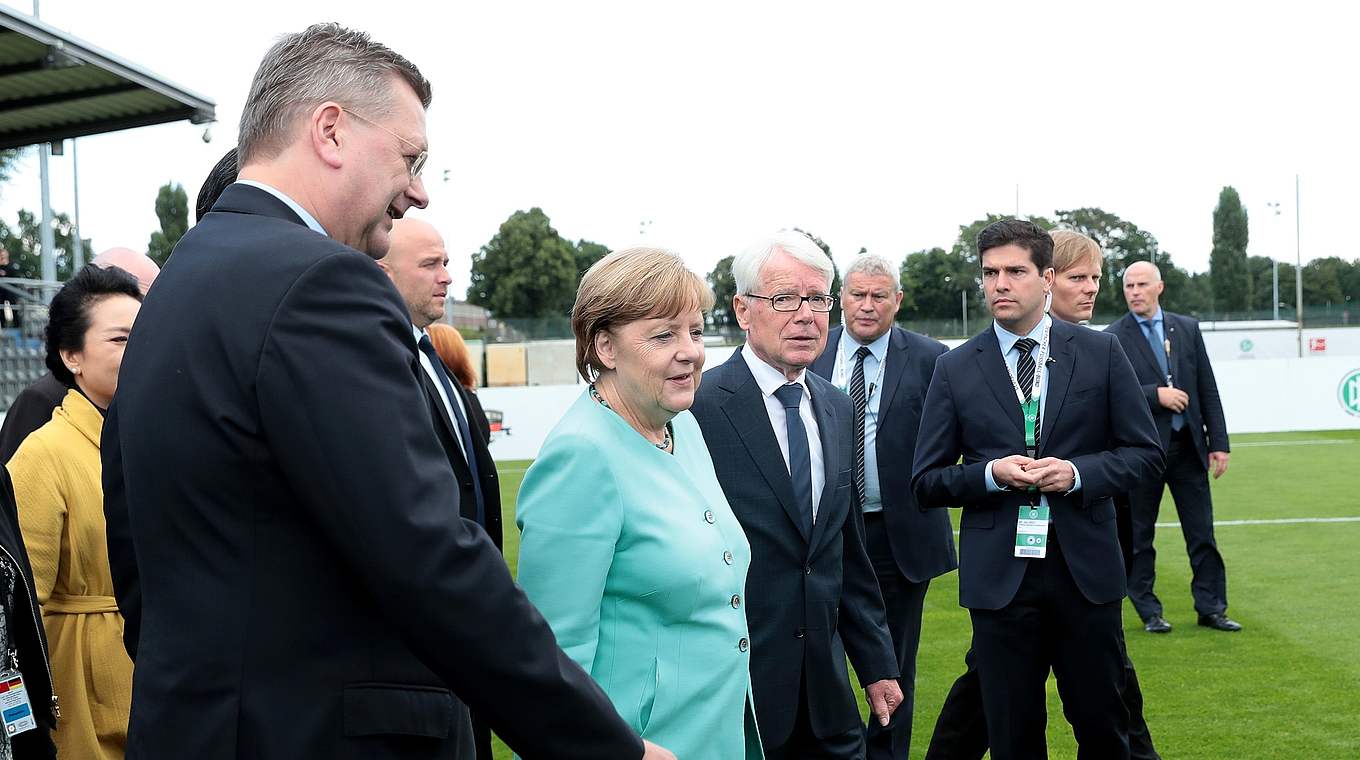 Chinesischer Staatsbesuch: DFB-Präsident Grindel und Bundeskanzlerin Merkel in Berlin © Getty Images