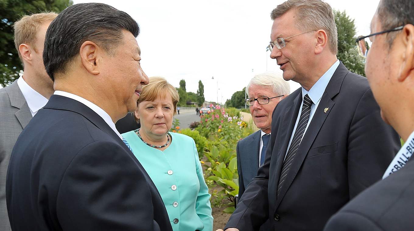 DFB-Präsident Reinhard Grindel begrüßt Chinas Staatspräsident Xi Jinping und Bundeskanzlerin Angela Merkel. © Getty Images