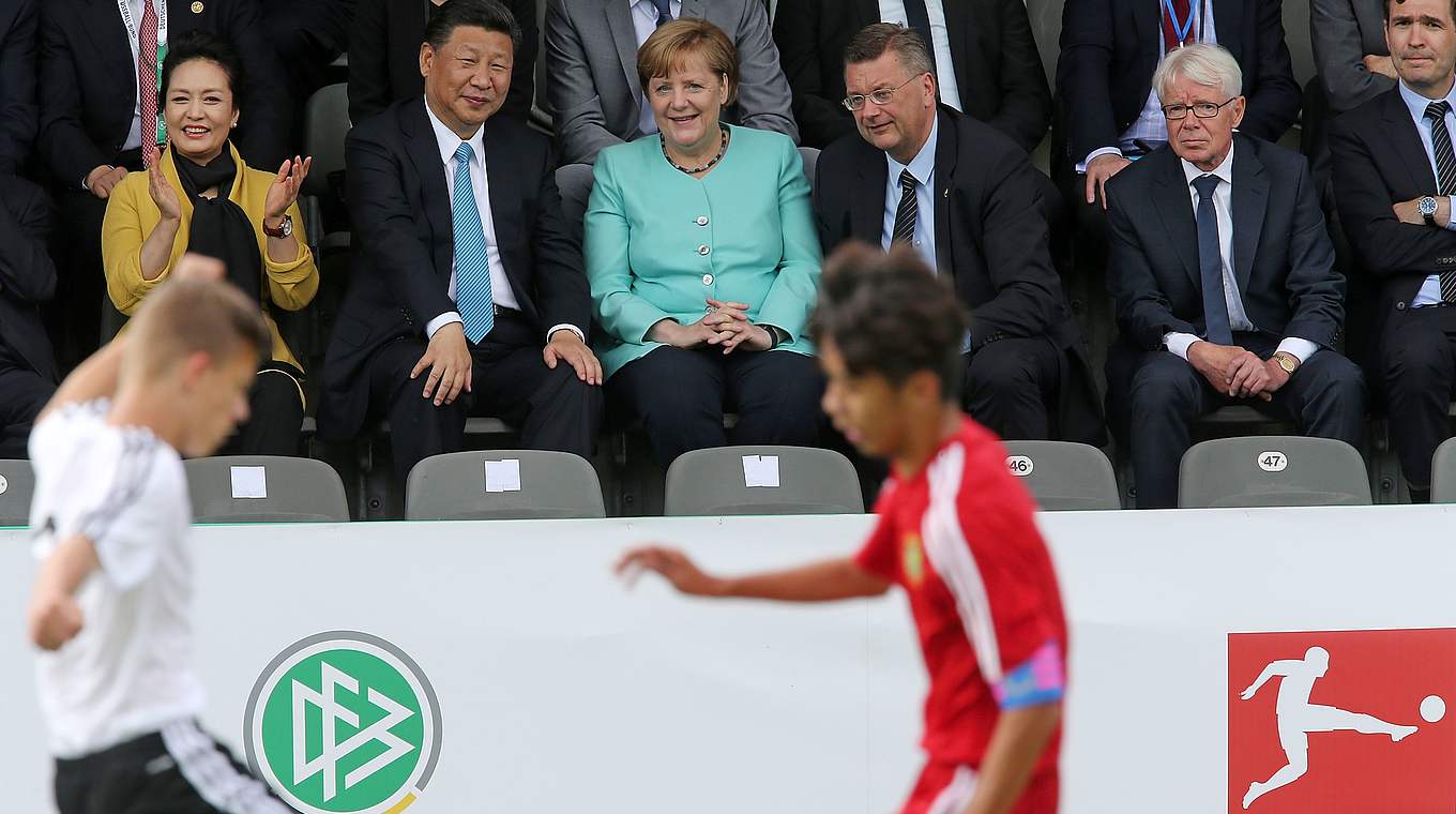 Xi, Merkel, Grindel und Rauball beobachten das U 12-Spiel. © Getty Images