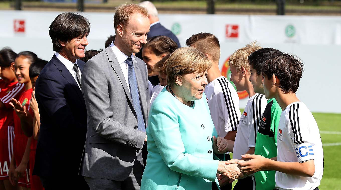 Angela Merkel und Bundestrainer Joachim Löw begrüßen die U 12-Spieler. © Getty Images