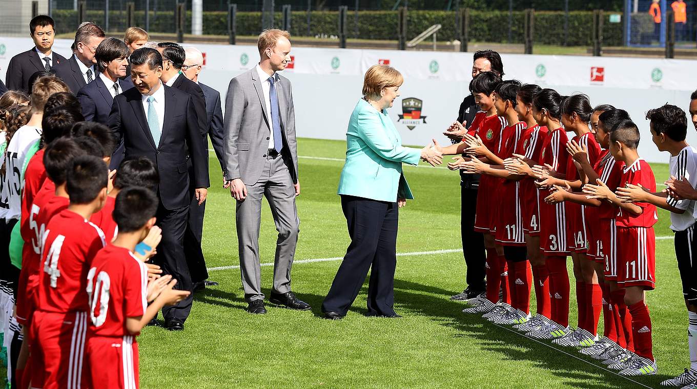 Merkel und Xi wünschen den U 12-Spielern viel Glück. © Getty Images