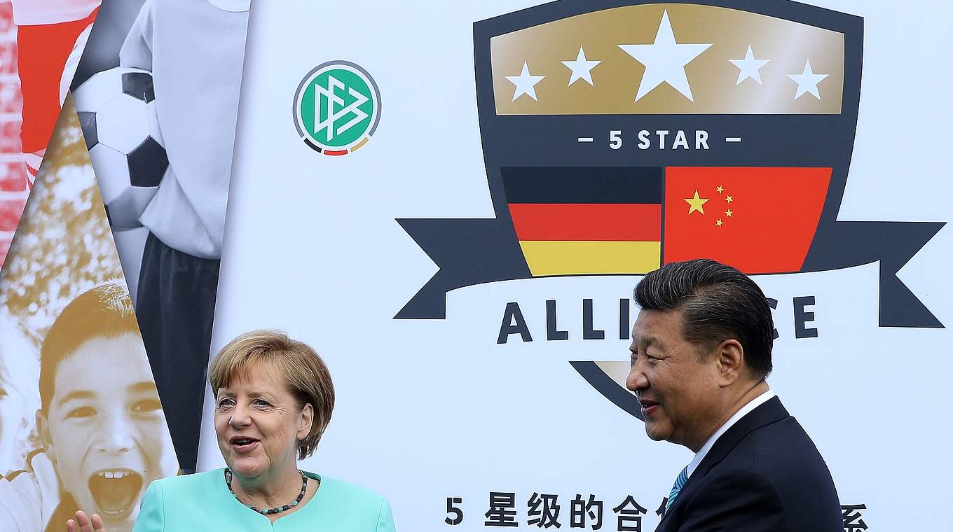 Merkel und Xi vor dem "5-Star-Alliance"-Logo. © Getty Images