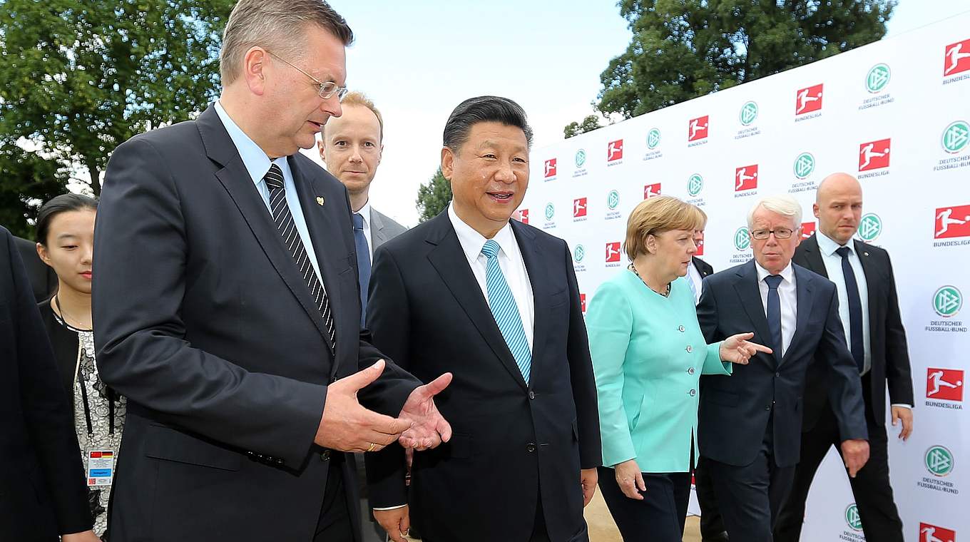 DFB-Präsident Reinhard Grindel, Chinas Staatspräsident Xi Jinping, Bundeskanzlerin Angela Merkel und DFL-Präsident Dr. Reinhard Rauball.  © Getty Images