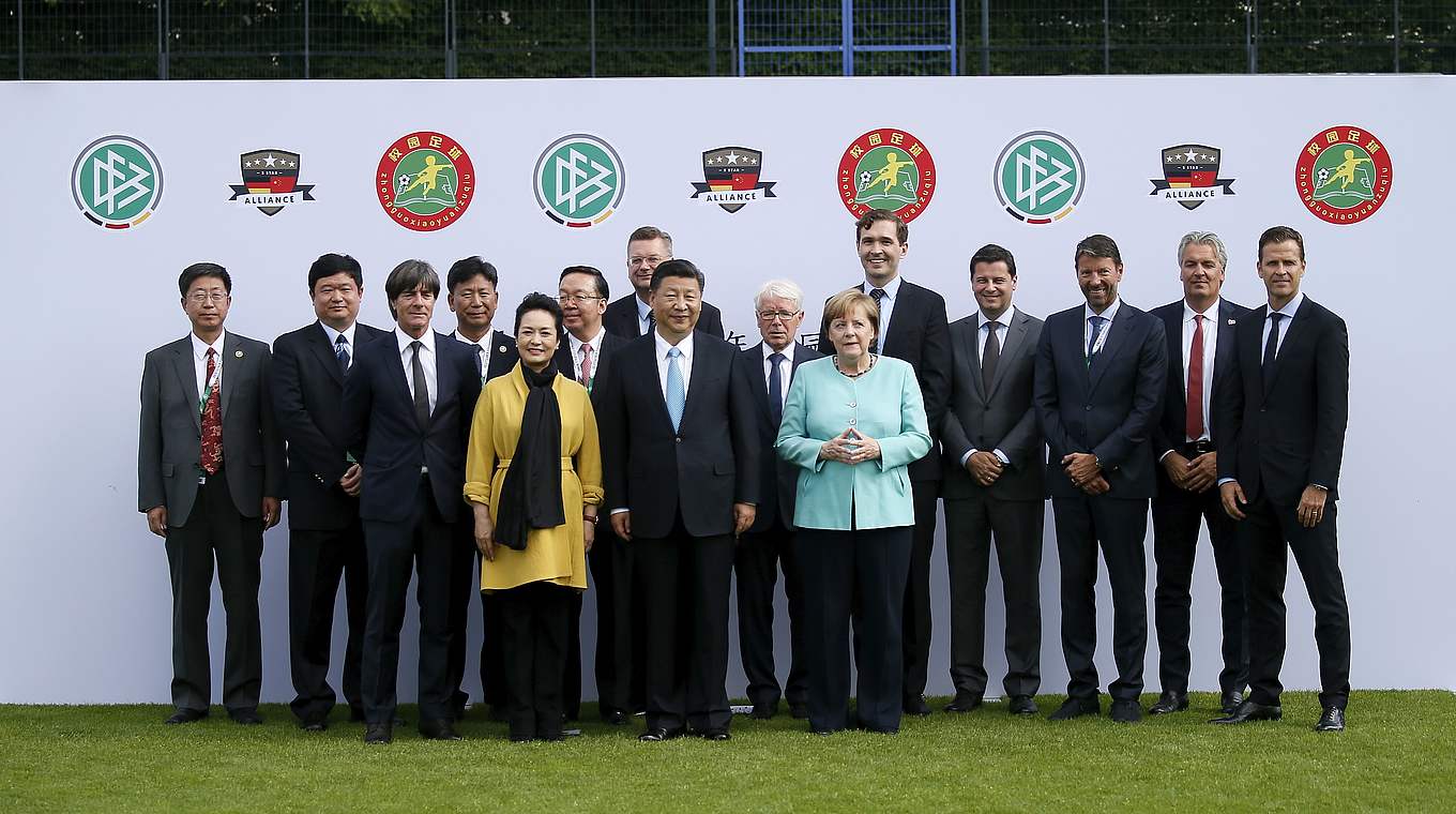 Gruppenbild: Die Staatsgäste um Bundeskanzlerin Angela Merkel und Chinas Staatspräsident Xi Jinping und die DFB-Delegation.  © Getty Images
