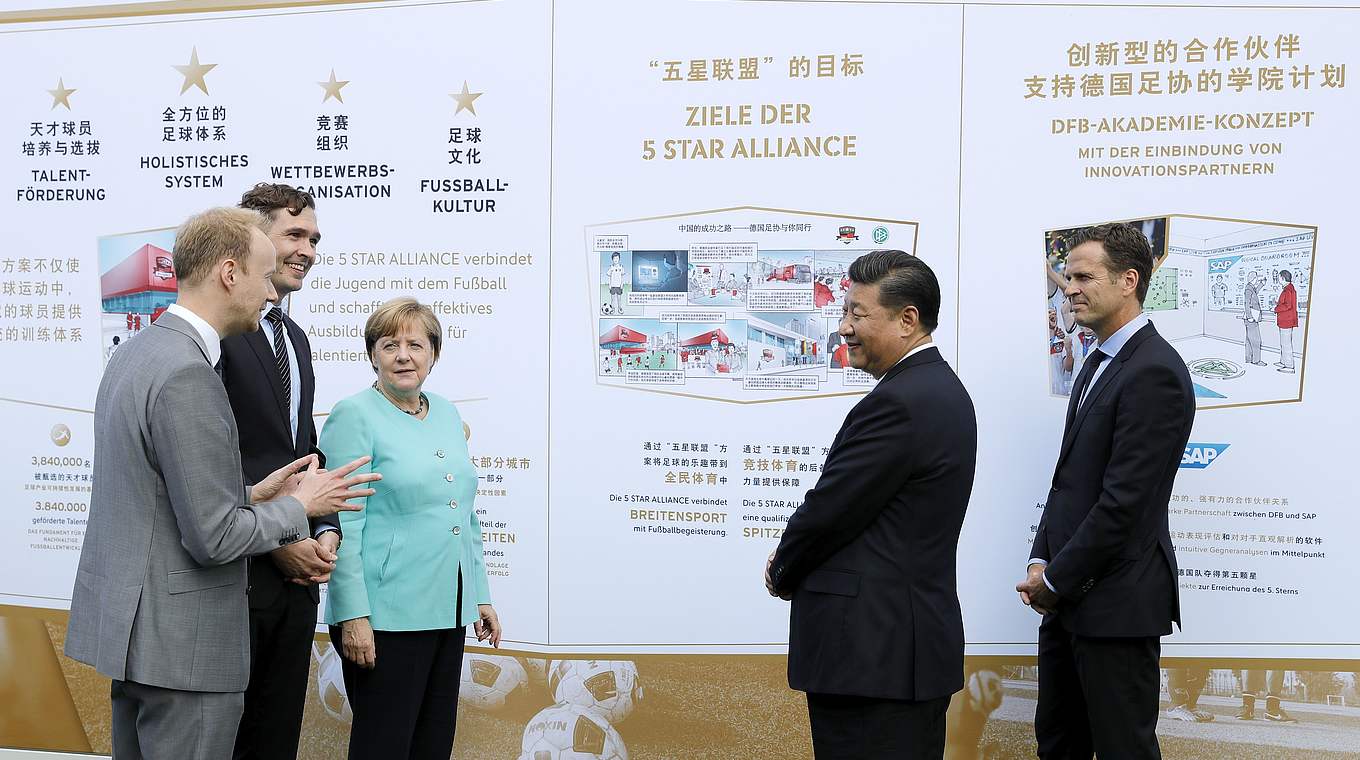 Viele Informationen von Dr. Curtius und Bierhoff für Merkel und Xi.  © Getty Images