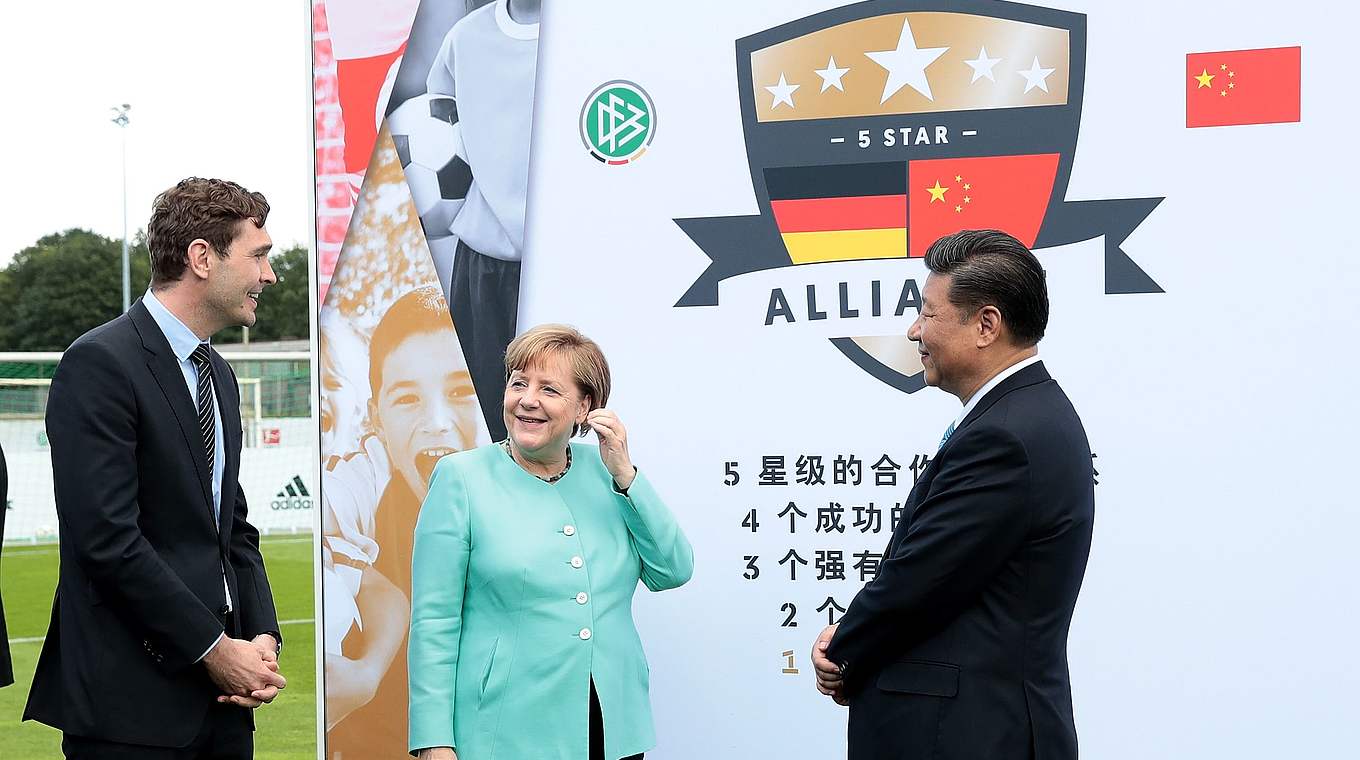 Dr. Curtius, Merkel und Xi vor dem "5-Star-Alliance"-Logo. © Getty Images