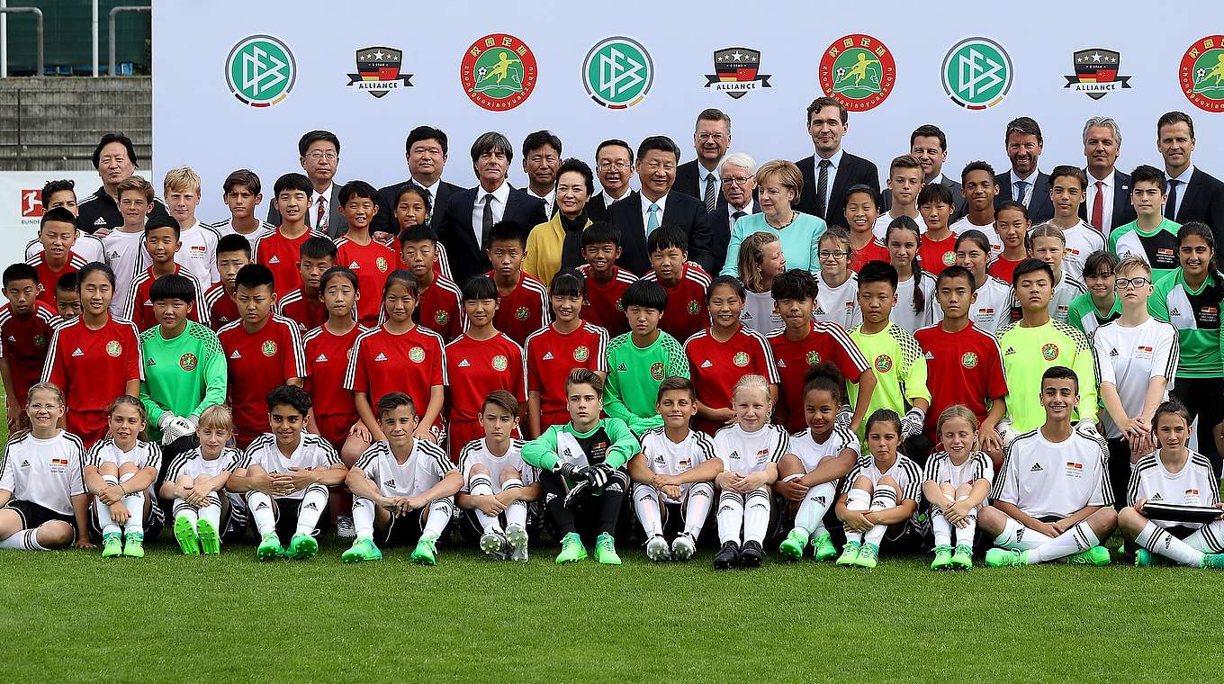 Alle auf einem Bild: Staatsgäste, DFB-Delegation und Jugend-Fußballer. © Getty Images