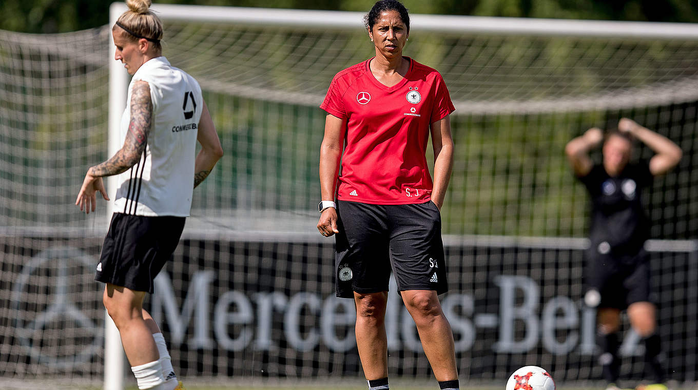 Steffi Jones (r.): "Wir haben in den letzten drei Wochen hart gearbeitet" © 2017 Getty Images