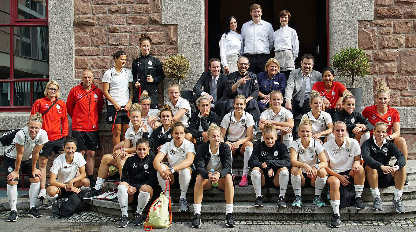 Erschöpft, aber zufrieden: die Frauen-Nationalmannschaft schnauft durch © DFB