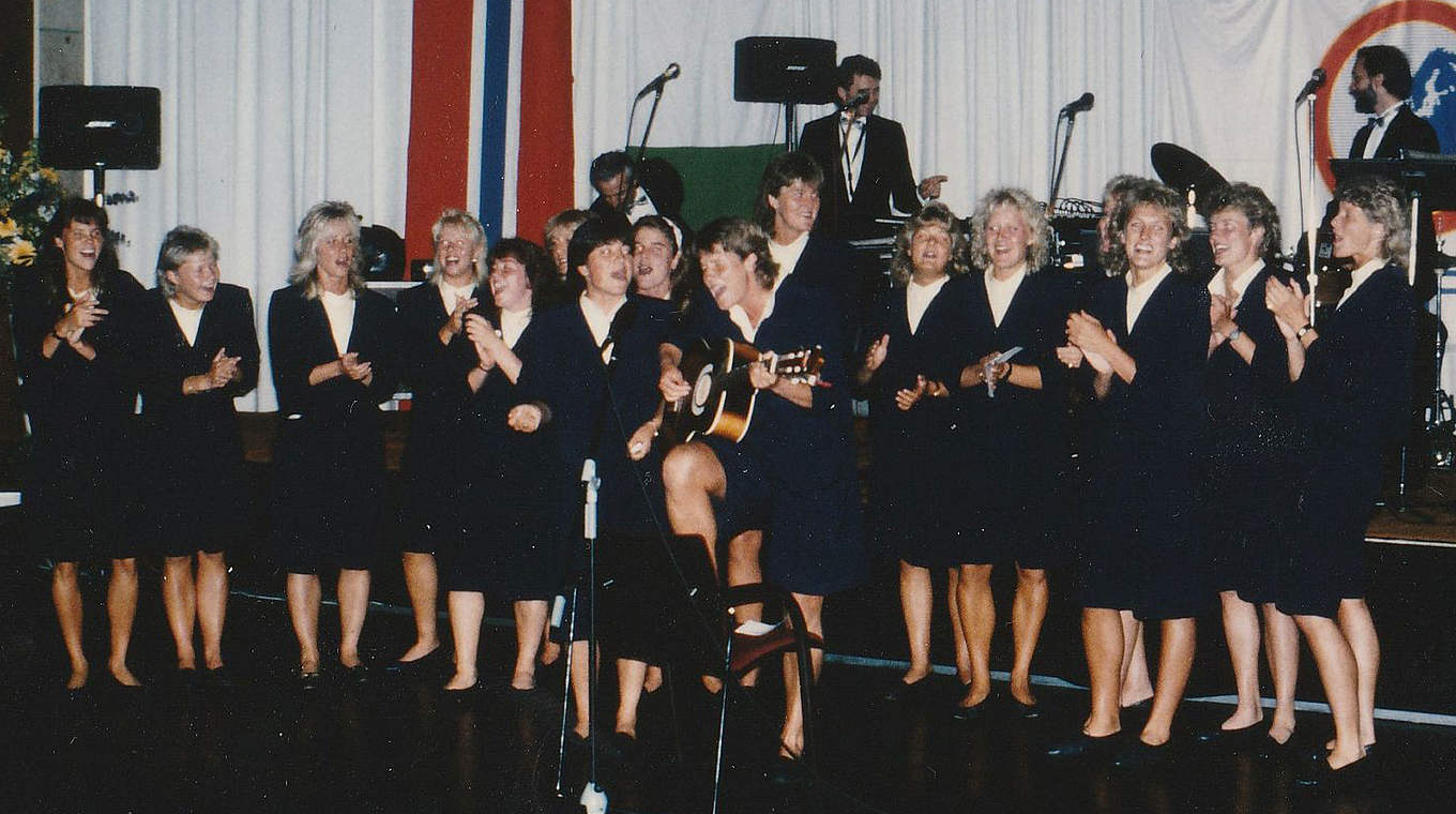 Musikalisch: Sundhage bei einem Auftritt nach der EM 1989 © Hennies