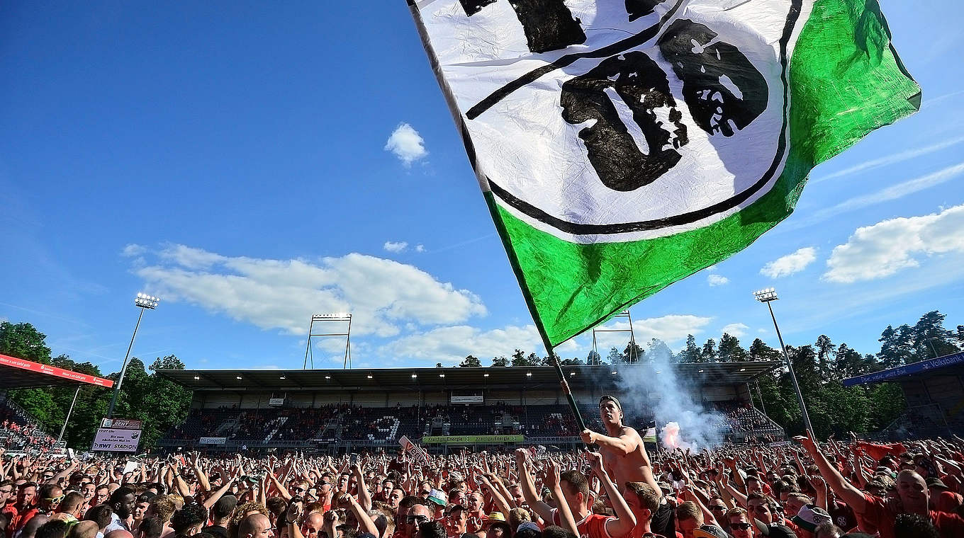 Fall 3: Hannoveraner Zuschauer stürmen in Sandhausen den Platz © 2017 Getty Images