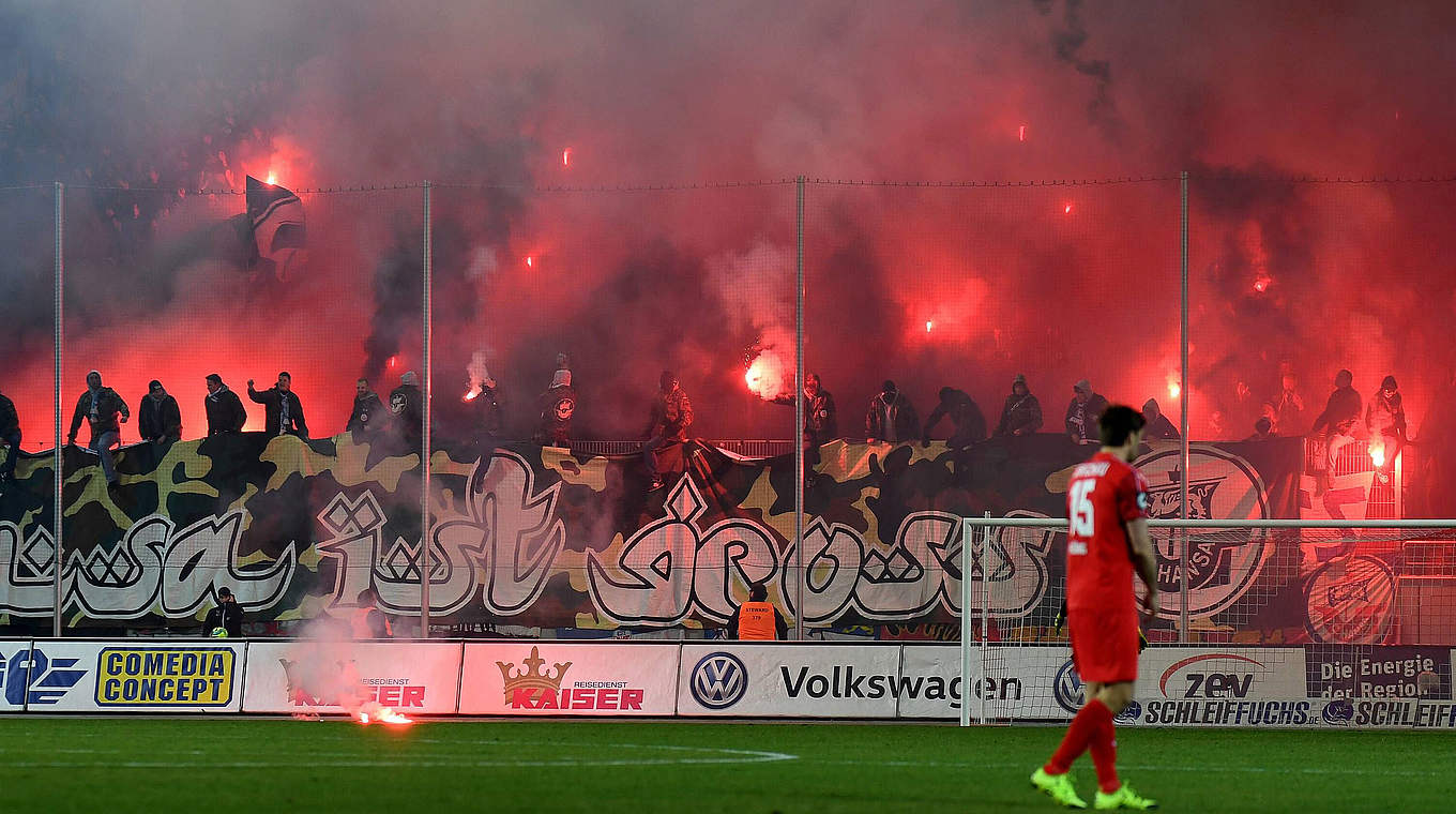 Pyrotechnik: Rostock-Zuschauer zünden in Zwickau Fackeln © imago/foto2press