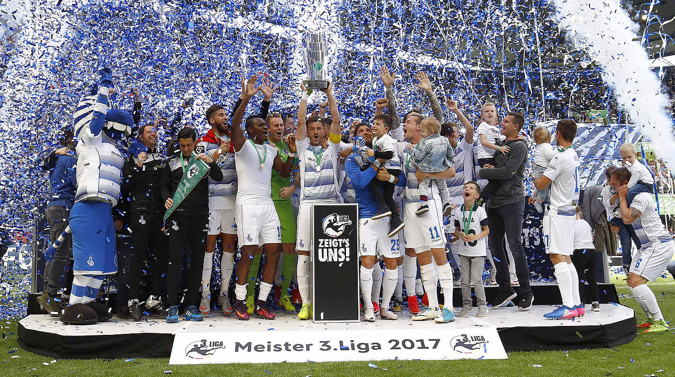 Emotionen pur: Konfettiregen bei der Meisterfeier des MSV Duisburg © 2017 Getty Images