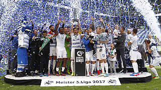 Emotionen pur: Konfettiregen bei der Meisterfeier des MSV Duisburg © 2017 Getty Images