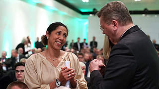 Freuen sich auf den Besuch von Reinhard Grindel: Steffi Jones und ihr Team © 2016 Getty Images