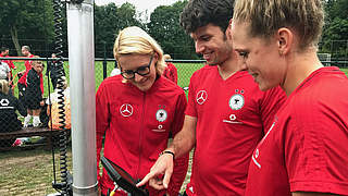 Das Trio bei der Arbeit: Kulig, Plöger und Bartusiak (v.r.) © DFB