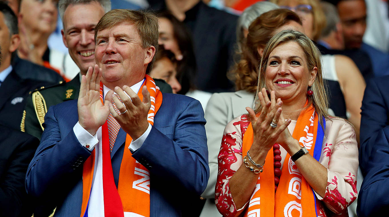 Königlicher Besuch: König Willem-Alexander und seine Frau Maxima jubeln mit © 2017 Getty Images