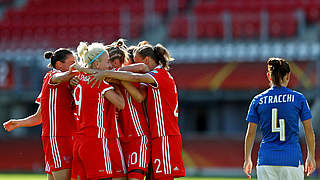 Erster EM-Sieg im 13. Anlauf: Russlands Spielerinnen jubeln gegen Italien © 2017 Getty Images