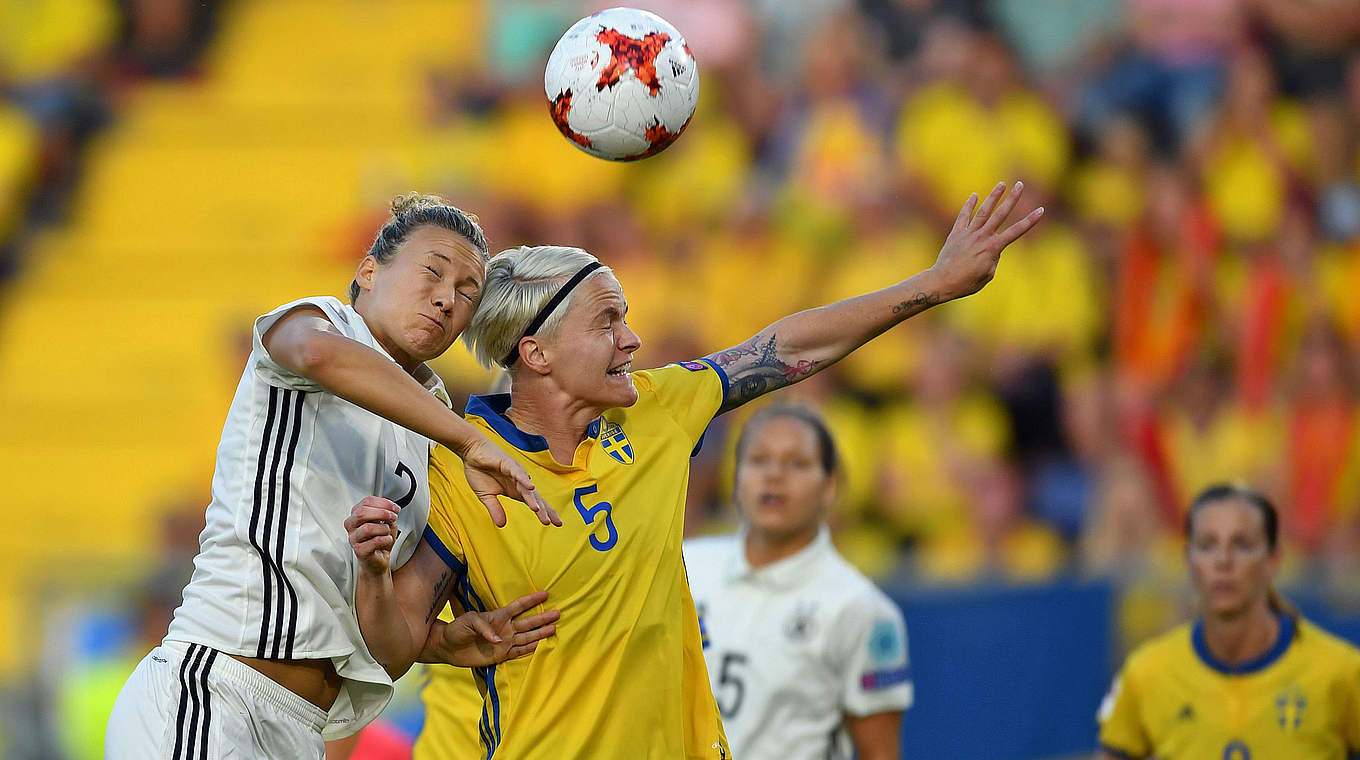 Voller Einsatz im Kopfballduell: Josephine Henning (l.) gegen Schwedens Nilla Fischer © AFP/Getty Images