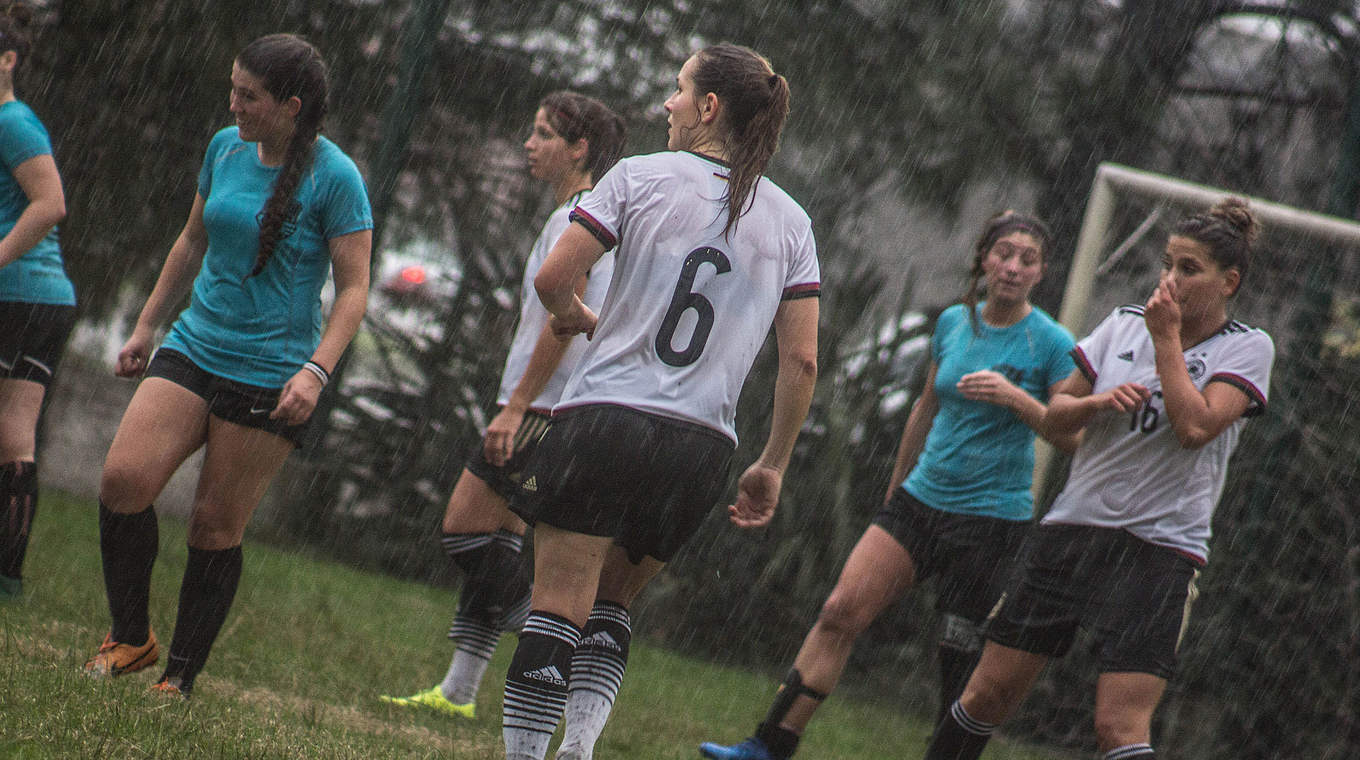 Starker Regen und Gewitter: die Spielerinnen lassen sich nicht beeindrucken © Lucia Casanova