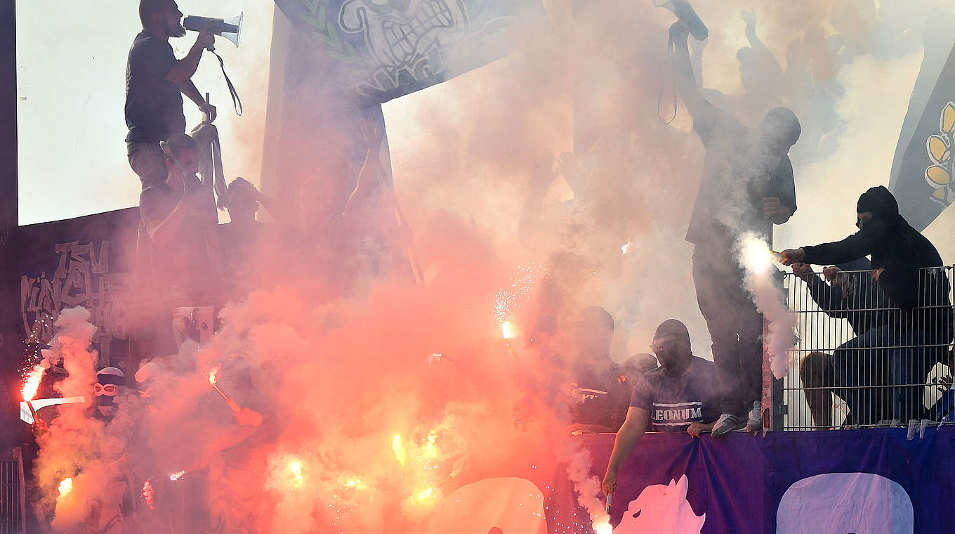 In der Zweitliga-Relegation massiv Pyrotechnik gezündet: Anhänger von 1860 München © 2017 Getty Images