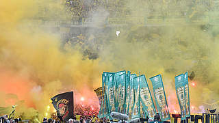Massiver Einsatz von Pyrotechnik: BVB-Zuschauer beim DFB-Pokal-Finale © AFP/GettyImages