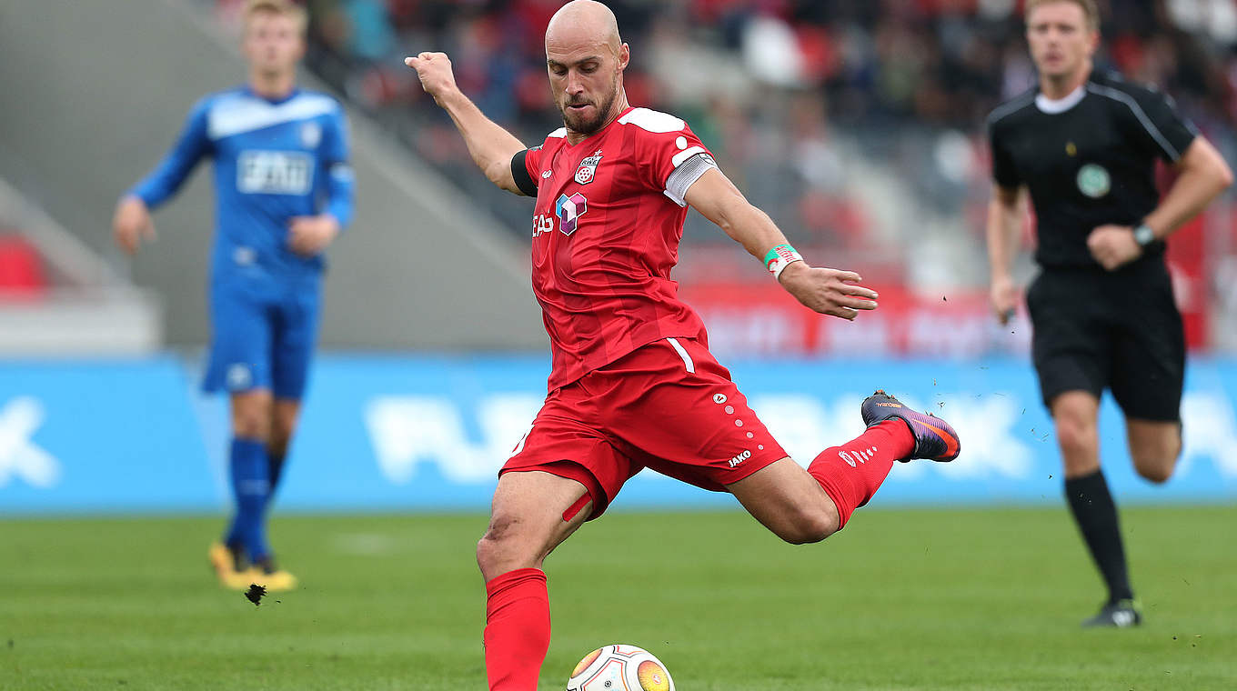 Ist mit 36 Jahren der älteste Spieler der 3. Liga: Daniel Brückner vom Rot-Weiß Erfurt © 2016 Getty Images