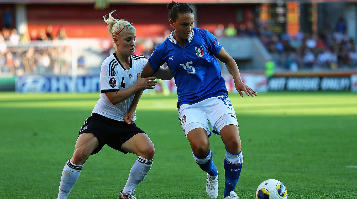 2013: Maier (l.) setzt sich mit Deutschland im EM-Viertelfinale gegen Italien durch © 2013 Getty Images