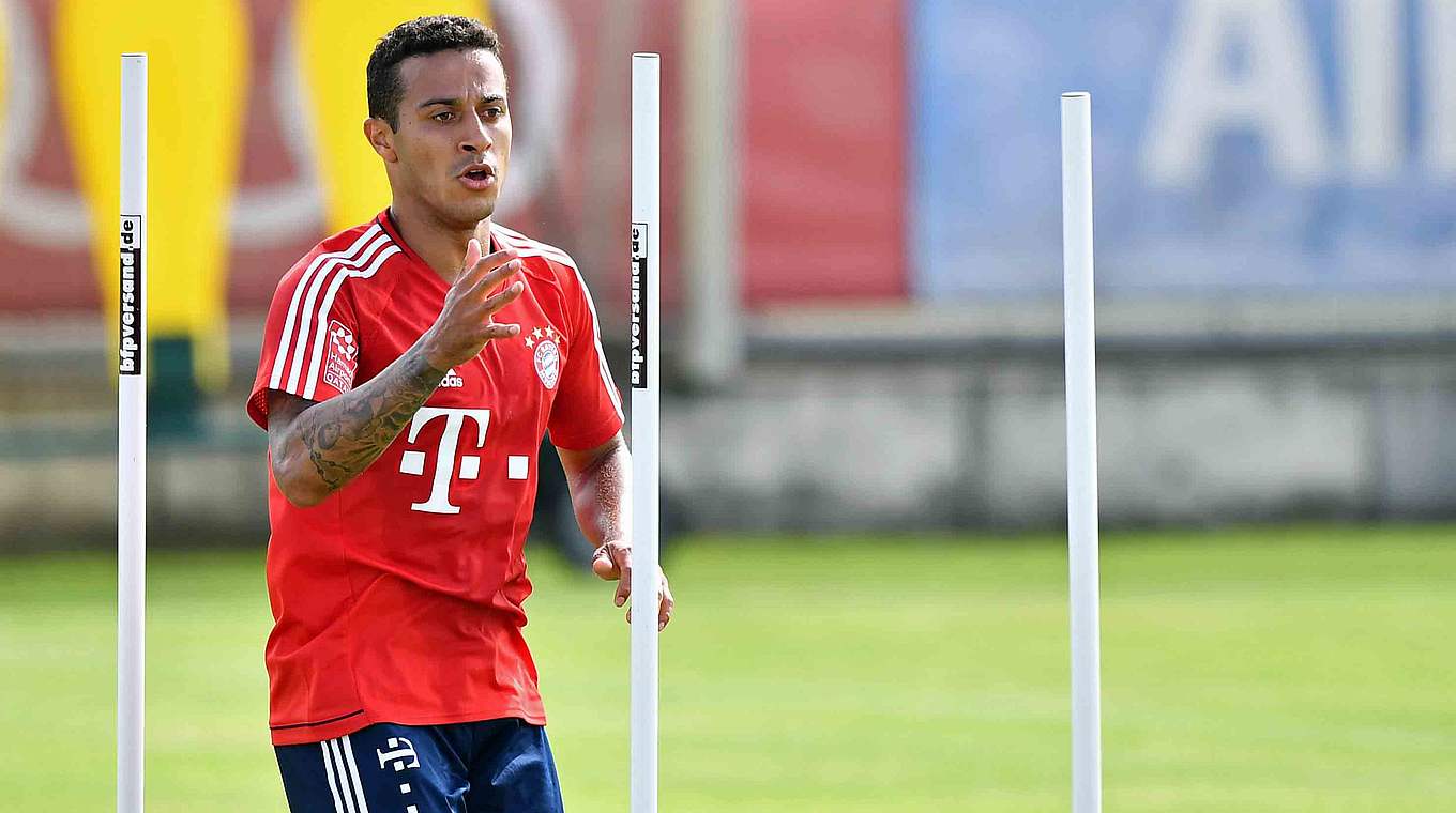 Soll in München individuell trainieren: Mittelfeldspieler Thiago bricht Asien-Reise ab © 2017 Getty Images