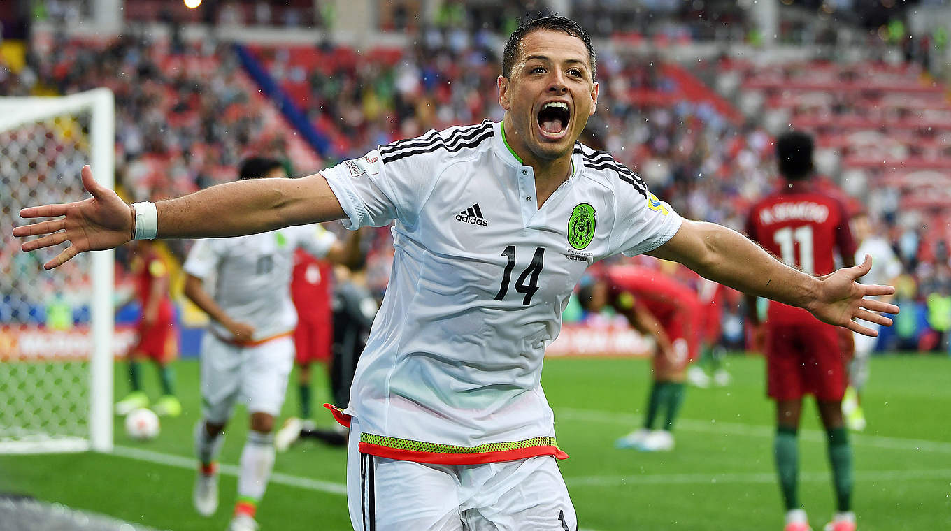 Wechselt von Leverkusen in die Premier League: Angreifer Chicharito © 2017 Getty Images